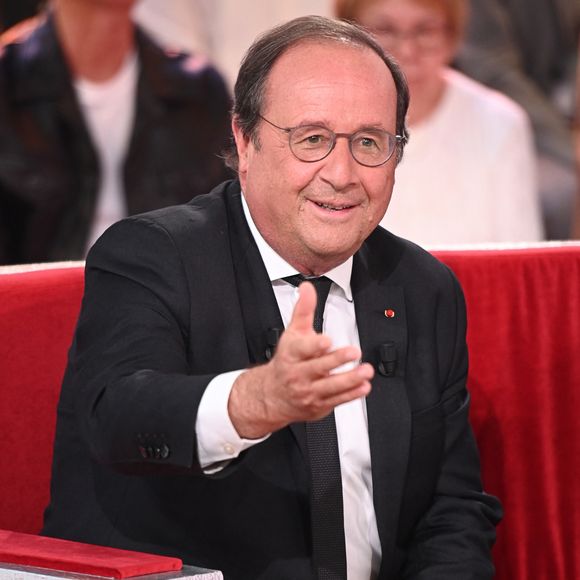L'ancien président de la République François Hollande est également de la partie.

Exclusif - Le président François Hollande - Enregistrement de l'émission "Vivement dimanche" aux studios Rive Gauche, présentée par M.Drucker et diffusée le 5 octobre 2025 sur France 3.
Guillaume Gaffiot/Bestimage