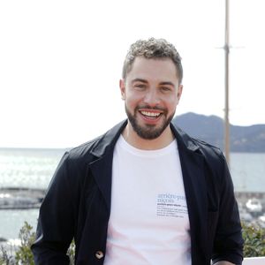 L'acteur a rappelé que son ancien partenaire était pour lui "un frère" qui lui avait "appris beaucoup de choses".

Marwan Berreni lors du photocall de "Plus Belle La Vie" lors du festival Cannes Series 2022 à Cannes le 23 avril 2022.

© Denis Guignebourg/Bestimage