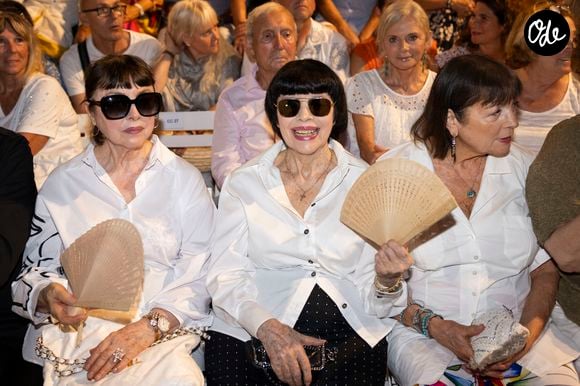 Les célébrations ne se sont pas arrêtées à Avignon. Mireille Mathieu a ensuite rejoint Saint-Tropez, où ses amis Madar, associés à Interparfums, lui avaient préparé une fête surprise.

Exclusif - Mireille Mathieu et ses soeurs Monique et Christiane - Christophe Maé, à l'occasion de sa tournée "Carnet de voyage", en concert au Théâtre de verdure lors du 40ème Festival de Ramatuelle. Le 1er août 2024
© Cyril Bruneau / Festival de Ramatuelle / Bestimage