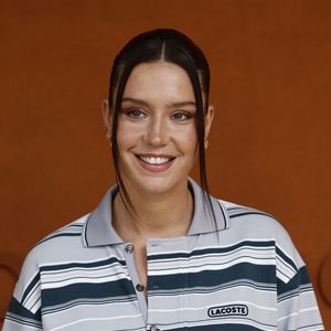 Adèle Exarchopoulos s'impose aujourd'hui comme l'un des visages les plus solaires et sollicités du cinéma français.
Adèle Exarchopoulos lors des Internationaux de France de Tennis de Roland Garros, à Paris. © Jacovides-Moreau/Bestimage