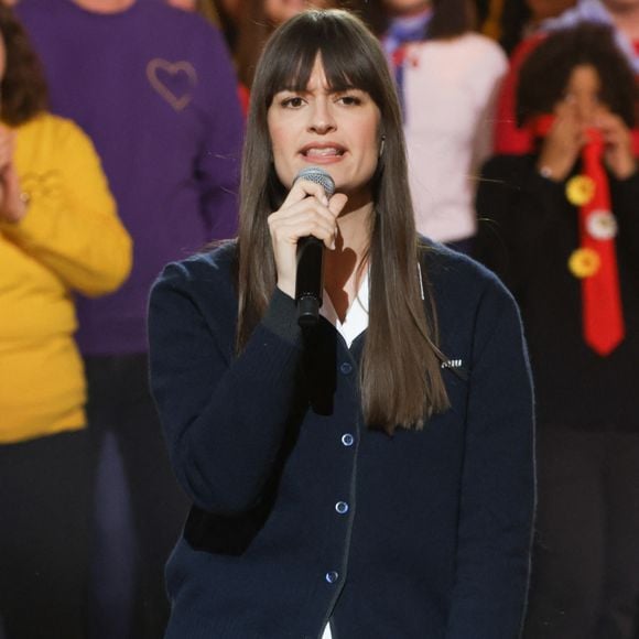 Clara Luciani - Les célébrités se mobilisent pour la 38ème édition du Téléthon dans les studios de France 2 à Paris © Coadic Guirec / Bestimage