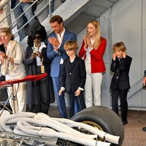 S’ils n’ont pas été aperçus avec leurs deux garçons ce jour-là, cela a été le cas le lendemain. Le dimanche 26 avril 2026, Stefano et Francesco ont fait sensation aux côtés de leurs illustres parents.

Jacky Ickx, l'ancien champion de Formule 1, a ouvert la Cavallino Classic Monaco Ferrari Parade au volant de la mythique Ferrari 312 F1 de 1968, durant le dernier jour du Grand Prix de Monaco Historique 2026, où il était encouragé par sa femme Khadja Nin accompagné par Pierre Casiraghi, son épouse Béatrice Borroméo et leurs enfants Stefano et Francisco le 26 avril 2026. © Bruno Bebert / Bestimage