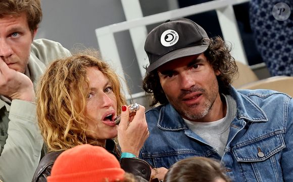 Aurélie Saada et son compagnon dans les tribunes lors des Internationaux de France de Tennis de Roland Garros 2025, à Paris, France, le 27 mai 2025. © Jacovides-Moreau/Bestimage