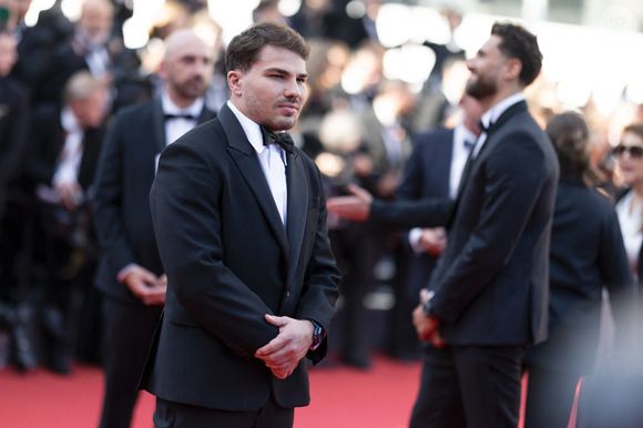 Le joueur de rugby a retrouvé son ami dans une luxueuse villa aux murs blancs avec piscine donnant sur la mer

Antoine Dupont - Antoine Dupont et sa compagne Iris Mittenaere se retrouvent sur les marches  du film « Dossier 137 » lors du 78ème Festival International du Film de Cannes le 15 mai 2025.

© Jacovides / Moreau / Bestimage