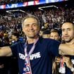 "Wow, ils cassent tout dehors" : en pleine victoire du PSG, un champion du monde français filme depuis chez lui à Paris et n'en revient pas