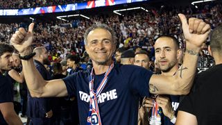 "Wow, ils cassent tout dehors" : en pleine victoire du PSG, un champion du monde français filme depuis chez lui à Paris et n'en revient pas