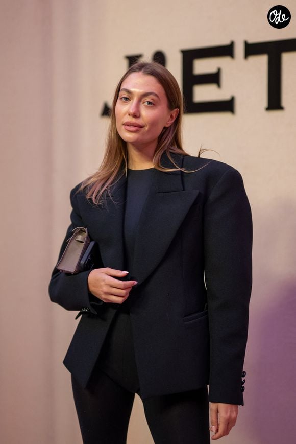 Héloïse a également partagé un moment complice avec Jisoo, membre de Blackpink et ambassadrice Dior, qui entretenait une relation très forte avec Mathilde Favier.

Heloise Agostinelli au photocall du défilé Etam Live Show 2025 "J'ETAM" au Palais Brongniart à Paris le 30 septembre 2025. Veeren / Perusseau / Bestimage