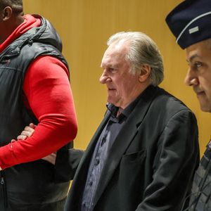 Gérard Depardieu à son procès pour agressions sexuelles sur deux femmes lors d'un tournage de film en 2021, au tribunal correctionnel de Paris, France, le 27 mars 2025. © Denis Guignebourg/Bestimage