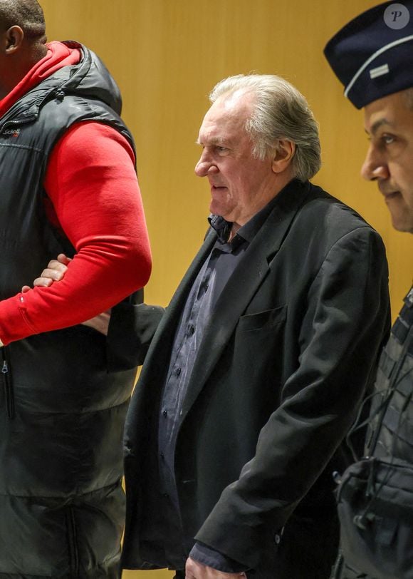 Gérard Depardieu à son procès pour agressions sexuelles sur deux femmes lors d'un tournage de film en 2021, au tribunal correctionnel de Paris, France, le 27 mars 2025. © Denis Guignebourg/Bestimage