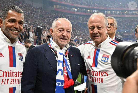 Cet immense joueur français laisse derrière lui des fans dans un deuil immense.
Sonny Anderson avec Jean-Michel Aulas et Bernard Lacombe (lyon) - Match de Football de Ligue 1 Uber Eats Olympique Lyonnais vs Stade de Reims (3-0) au Groupama Stadium à Lyon, France le 27 Mai 2023.

© Frédéric Chambert / Panorami / Bestimage