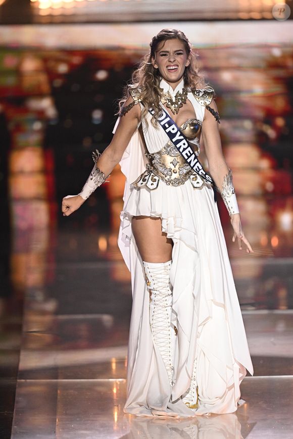 Comme chaque année, un moment inattendu a marqué la soirée : Miss Midi-Pyrénées a perdu l’équilibre et a brièvement chuté avant de se relever avec assurance. 

Election de Miss France 2026. David Niviere/SIPA via Bestimage