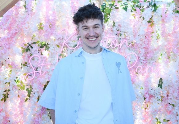 Après un tour de France culinaire au rythme effréné, le jeune chef de 26 ans a décidé de se poser temporairement à Paris.

Exclusif - Quentin Mauro (top chef) - Le rooftop du Kimpton St Honoré Paris accueille tous les dimanches "Fifi & Charles" (les chefs Philippine Jaillet et Charles Neyers). Le 9 avril 2025.

© Rachid Bellak / Bestimage