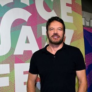 Nice Jazz Fest 2025 à Nice - Jour 3 - Samuel le Bihan en spectateur attentif sur la scène Massena après le concert de la chanteuse-compositrice britannique Jorja Smith, le 26 juillet 2025. © Bruno Bebert / Bestimage