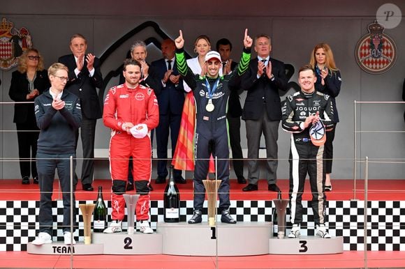 Les vainqueurs sous les applaudissement de Michel Boéri, le président de l'Automobile Club de Monaco, Mike Fries, le PDG de Liberty Global, la princesse Charlene de Monaco, Alejandro Agag, fondateur et président de Formula E, et Mme Burcu Cetinkaya, la présidente de la commission des femmes de la FIA, durant le Monaco E-Prix 2025, Round 7, le 4 mai 2025. © Bruno Bebert/Bestimage
