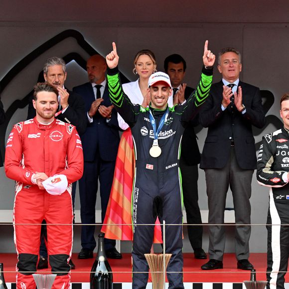 Les vainqueurs sous les applaudissement de Michel Boéri, le président de l'Automobile Club de Monaco, Mike Fries, le PDG de Liberty Global, la princesse Charlene de Monaco, Alejandro Agag, fondateur et président de Formula E, et Mme Burcu Cetinkaya, la présidente de la commission des femmes de la FIA, durant le Monaco E-Prix 2025, Round 7, le 4 mai 2025. © Bruno Bebert/Bestimage