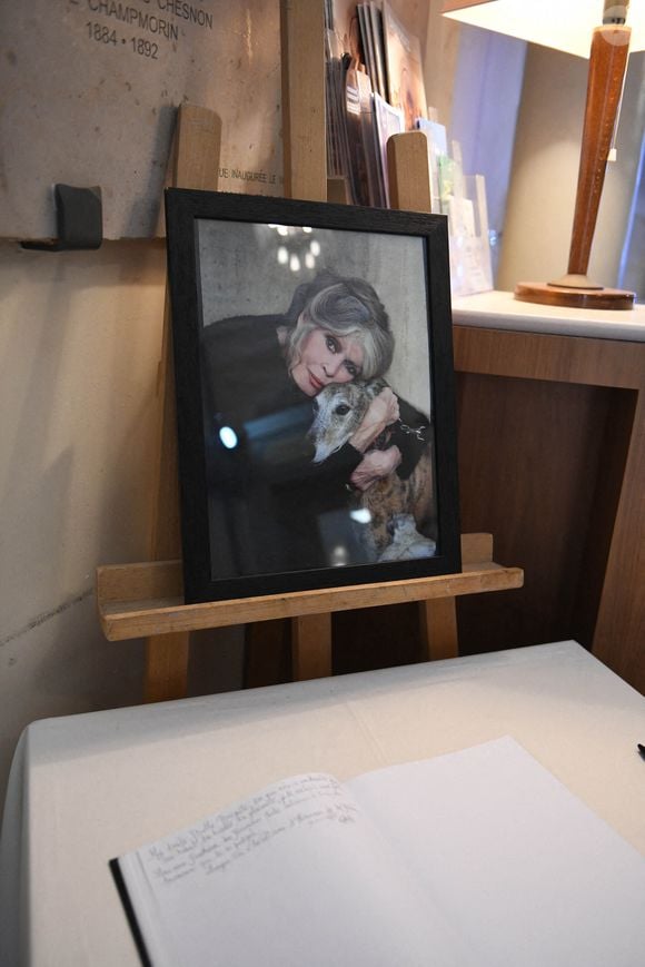 Hommage à Brigitte Bardot lors de la mise en place d'un livre de condoléances public à la mairie de Saint Tropez à Saint Tropez France le 31 décembre 2025. Photo by Florian Poitout/ABACAPRESS.COM