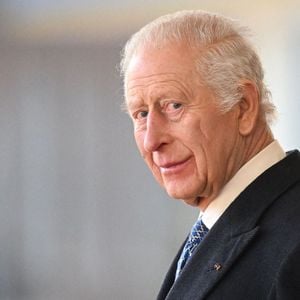 Le roi Charles III arrive avant la cérémonie d'accueil de l'émir du Qatar, Horse Guards Parade Visite d'État de l'émir du Qatar, Cheikh Tamim bin Hamad Al Thani, à Londres, Royaume-Uni, le 3 décembre 2024.