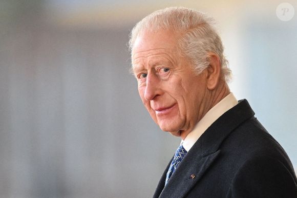 Le roi Charles III arrive avant la cérémonie d'accueil de l'émir du Qatar, Horse Guards Parade Visite d'État de l'émir du Qatar, Cheikh Tamim bin Hamad Al Thani, à Londres, Royaume-Uni, le 3 décembre 2024.