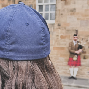 Dans une première story, celle qui a signé la fin d'une grande aventure apparaît de dos, coiffée d'une casquette bleue. 

Story de Faustine Bollaert le 13 juin 2026