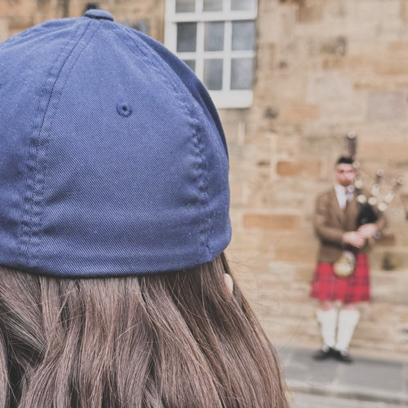 Dans une première story, celle qui a signé la fin d'une grande aventure apparaît de dos, coiffée d'une casquette bleue. 

Story de Faustine Bollaert le 13 juin 2026