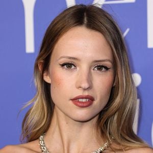 Son salon accueille la célèbre lampe Pipistrello de Martinelli Luce sur son piano.

La chanteuse belge Angèle (robe Chanel) assiste à la cérémonie "Billboard Women In Music" à Inglewood (Californie), le 1er mars 2023.