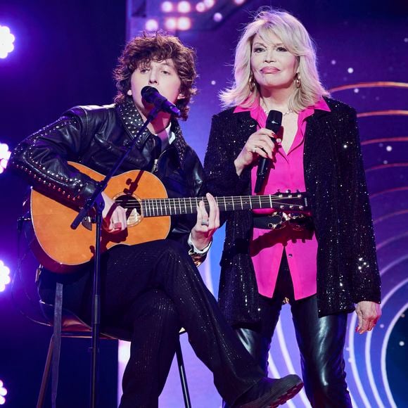 Exclusif - Amanda lear et Sacha Rudy lors de l’enregistrement de l’émission “Les stars s’unissent pour le Sidaction” au théâtre Marigny à Paris, France, le 11 mars 2025. L’émission sera diffusée en prime le 22 mars sur France 2. © Guirec-Moreau/ Bestimage