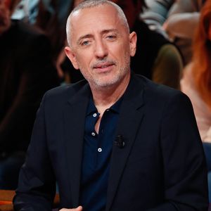 Ces projets visent à offrir une scène aux humoristes émergents, tout en maintenant un haut niveau de qualité artistique et d’accueil. 

Exclusif - Gad Elmaleh lors de l'enregistrement de l'émission "Famille je vous aime" présentée par M. Drucker et qui sera diffusée le 13 juin 2025 sur France 3, aux Studios rive gauche à Paris, France, le 14 avril 2025. © Clovis-Gaffiot/Bestimage
