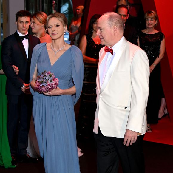 Le prince Albert II de Monaco et la princesse Charlene - 76ème Bal de la Croix Rouge dans la salle des Etoiles à Monaco le 12 juillet 2025. © Bruno Bebert/Bestimage