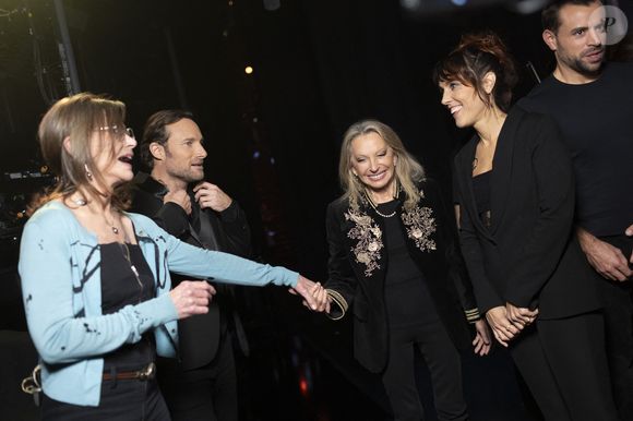 Véronique Sanson entourée de sa soeur Violaine Sanson, de son fils Christopher Stills, et de Zaz (Isabelle Geffroy) - Enregistrement de l'émission "La chanson secrète", présentée par N.Aliagas et diffusée le 1er décembre sur TF1© Guillaume Gaffiot-Cyril Moreau / Bestimage