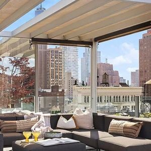 Thierry Henry, légende du football français, a mis en vente son luxueux penthouse de New York, acheté en 2010 au moment de sa signature aux Red Bulls, contre 25 millions de dollars (22 millions d'euros). Photo par Sotheby's via Bestimage