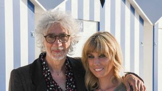 Louis Bertignac papa à 71 ans d'un garçon de 8 ans qui loupe l'école : comment sa jeune épouse Laetitia s'est improvisée "prof principale"