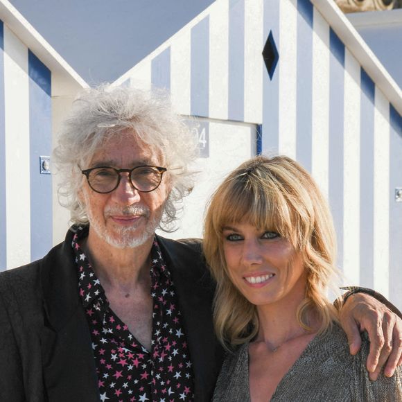Louis Bertignac et Laetitia Brichet se sont mariés et ont donné naissance à un garçon

Louis Bertignac et Laetitia Brichet  lors du photocall du jury du 35ème festival de Cabourg 

© Coadic Guirec / Bestimage