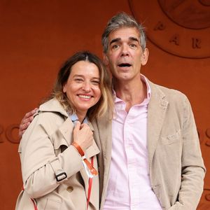 Anaïs Bouton et Xavier de Moulins au photocall du village lors des Internationaux de France de Tennis de Roland Garros 2026, à Paris, France, le 6 juin 2026. © Jacovides-Moreau/Bestimage