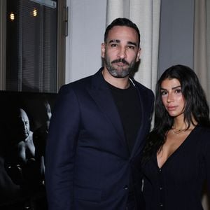 Adil Rami et sa compagne Louana Franco - Vernissage de l'exposition photos et du livre "La Boxe fait son cinéma" à l’hôtel Brach à Paris le 23 Septembre 2025. © Denis Guignebourg/Bestimage