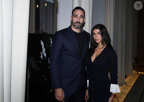 Adil Rami et sa compagne Louana Franco - Vernissage de l'exposition photos et du livre "La Boxe fait son cinéma" à l’hôtel Brach à Paris le 23 Septembre 2025. © Denis Guignebourg/Bestimage