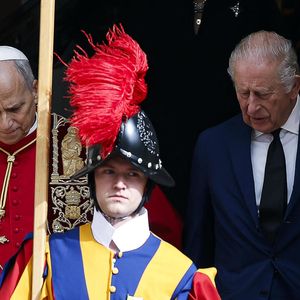 Le roi Charles III et son épouse ont assisté au service œcuménique dans la chapelle Sixtine.
Le roi Charles III d'Angleterre et Camilla Parker Bowles, reine consort d'Angleterre, quittent le pape Léon XIV après avoir assisté au service œcuménique dans la chapelle Sixtine au Vatican, le 23 octobre 2025. Photo par PA Photo/ Bestimage