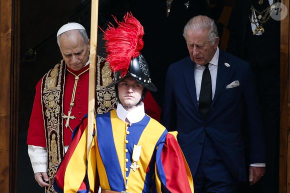 Le roi Charles III et son épouse ont assisté au service œcuménique dans la chapelle Sixtine.

Le roi Charles III d'Angleterre et Camilla Parker Bowles, reine consort d'Angleterre, quittent le pape Léon XIV après avoir assisté au service œcuménique dans la chapelle Sixtine au Vatican, le 23 octobre 2025. Photo par PA Photo/ Bestimage