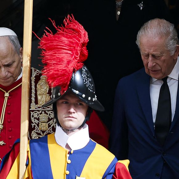 Le roi Charles III et son épouse ont assisté au service œcuménique dans la chapelle Sixtine.

Le roi Charles III d'Angleterre et Camilla Parker Bowles, reine consort d'Angleterre, quittent le pape Léon XIV après avoir assisté au service œcuménique dans la chapelle Sixtine au Vatican, le 23 octobre 2025. Photo par PA Photo/ Bestimage
