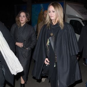 "donc c'est compliqué d'arriver à trouver un projet qui qui va comment dire, contenter tout le Monde donc c'est pas une recherche en tout cas", a-t-elle indiqué.
Lily-Rose Depp arrive à l'avant-première du film "Planetarium" avec sa mère Vanessa Paradis, sa tante Alysson Paradis et son compagnon Guillaume Gouix au Grand Rex à Paris, le 8 novembre 2016. Agence / Bestimage