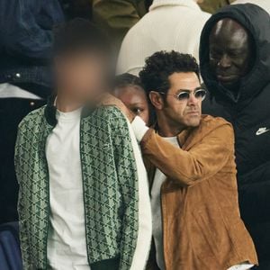 Jamel Debbouze et Leon Debbouze en tribunes du match de Ligue 1 McDonald's opposant le Paris Saint-Germain (PSG) au Racing Club de Lens (RCL) (1-0) au Parc des Princes à Paris, France, le 2 novembre 2024. © Cyril Moreau/Bestimage