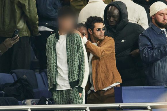 Jamel Debbouze et Leon Debbouze en tribunes du match de Ligue 1 McDonald's opposant le Paris Saint-Germain (PSG) au Racing Club de Lens (RCL) (1-0) au Parc des Princes à Paris, France, le 2 novembre 2024. © Cyril Moreau/Bestimage
