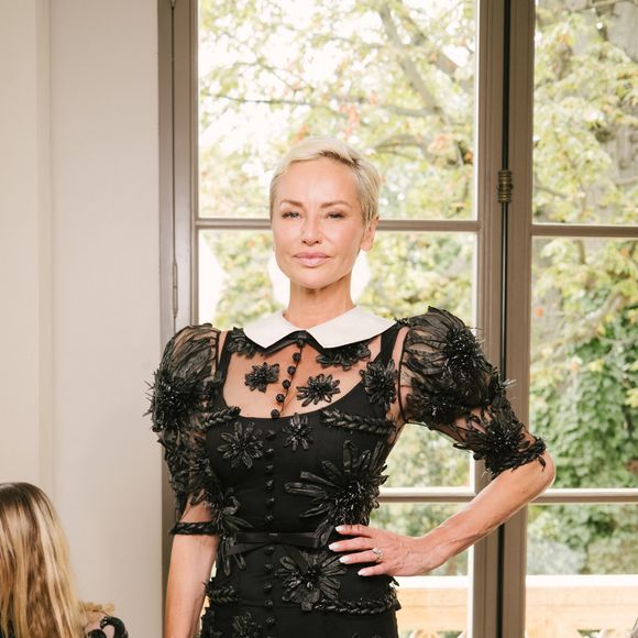 Malgré la bataille judiciaire qui l'oppose à André Ohanian, Adriana Karembeu continue d'honorer ses engagements publics.

Adriana Karembeu au front row du défilé de mode Yanina Couture Collection Haute Couture Automne/Hiver lors de la Fashion Week de Paris (PFW) au Pavillon Gabriel, France,  © Sam Delpech/Bestimage
