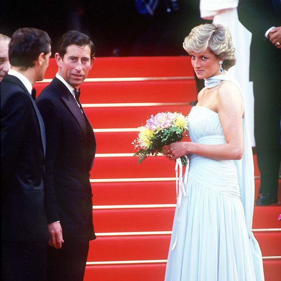 D'autres ont également tiqué quant à l'absence du portrait de Diana Spencer, la maman des princes William et Harry tragiquement disparue en 1997 à Paris. Outre son style et ses engagements, elle avait marqué les esprits en évoquant ouvertement ses tourments liés à ses troubles alimentaires et à son mariage malheureux avec le père de ses enfants...

Prince Charles et Lady Diana - Festival de Cannes en 1987.