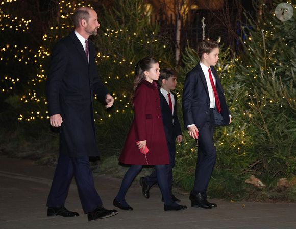 "C'était très agréable de voir Kate se détendre et s'amuser. Ils avaient l'air d'une famille anglaise normale et beaucoup de gens ne les ont pas reconnus.

Le prince William, prince de Galles, le prince George de Galles, la princesse Charlotte de Galles, et le prince Louis de Galles, assistent au service Together At Christmas Carol à l'abbaye de Westminster à Londres, Royaume-Uni. © Julien Burton/Bestimage