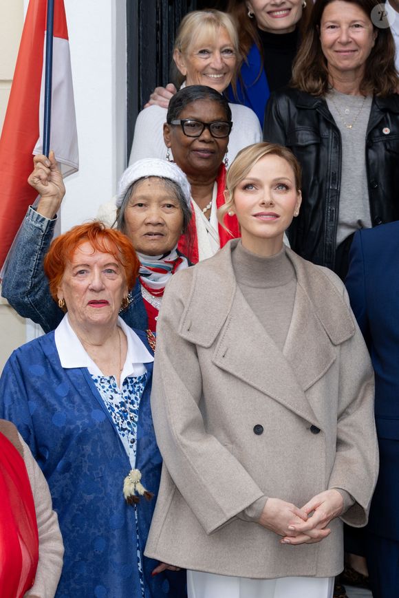 Albert et Charlene de Monaco remettent les cadeaux aux personnes âgées au siège de la Croix Rouge, dans le cadre des célébrations de la Fête Nationale monégasque, le 14 novembre 2025. © Olivier Huitel/Pool Monaco/Bestimage