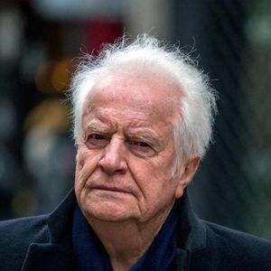 André Dussollier lors de la cérémonie d'enterrement de l'acteur franco-danois Niels Arestrup devant l'église Saint-Roch à Paris, France, le 10 décembre 2024. Photo par Denis Prezat/ABACAPRESS.COM