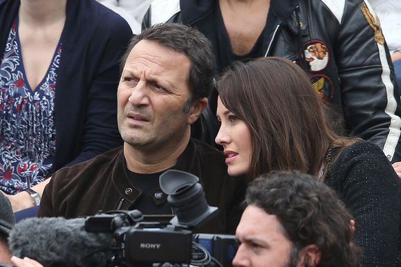 Il s'agit visiblement d'un jeune Berger Australien qui a immédiatement fait fondre les internautes.

Arthur (Jacques Essebag) et sa compagne Mareva Galanter dans les tribunes de la finale homme des internationaux de France de Roland Garros à Paris le 5 juin 2016. © Moreau-Jacovides / Bestimage