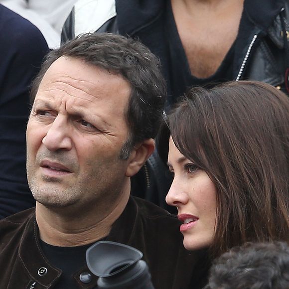Il s'agit visiblement d'un jeune Berger Australien qui a immédiatement fait fondre les internautes.

Arthur (Jacques Essebag) et sa compagne Mareva Galanter dans les tribunes de la finale homme des internationaux de France de Roland Garros à Paris le 5 juin 2016. © Moreau-Jacovides / Bestimage
