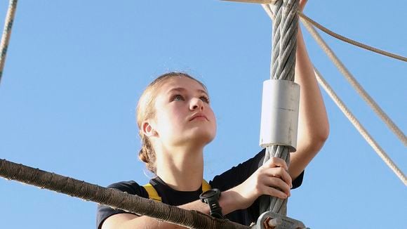 Leonor d'Espagne, son ascension en pleine mer à 50 mètres de hauteur : la fille de Felipe et Letizia impressionne...