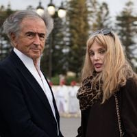 “Je suis faite pour lui” : Arielle Dombasle, son coup de foudre pour Bernard-Henri Lévy alors qu'il n'était même pas présent